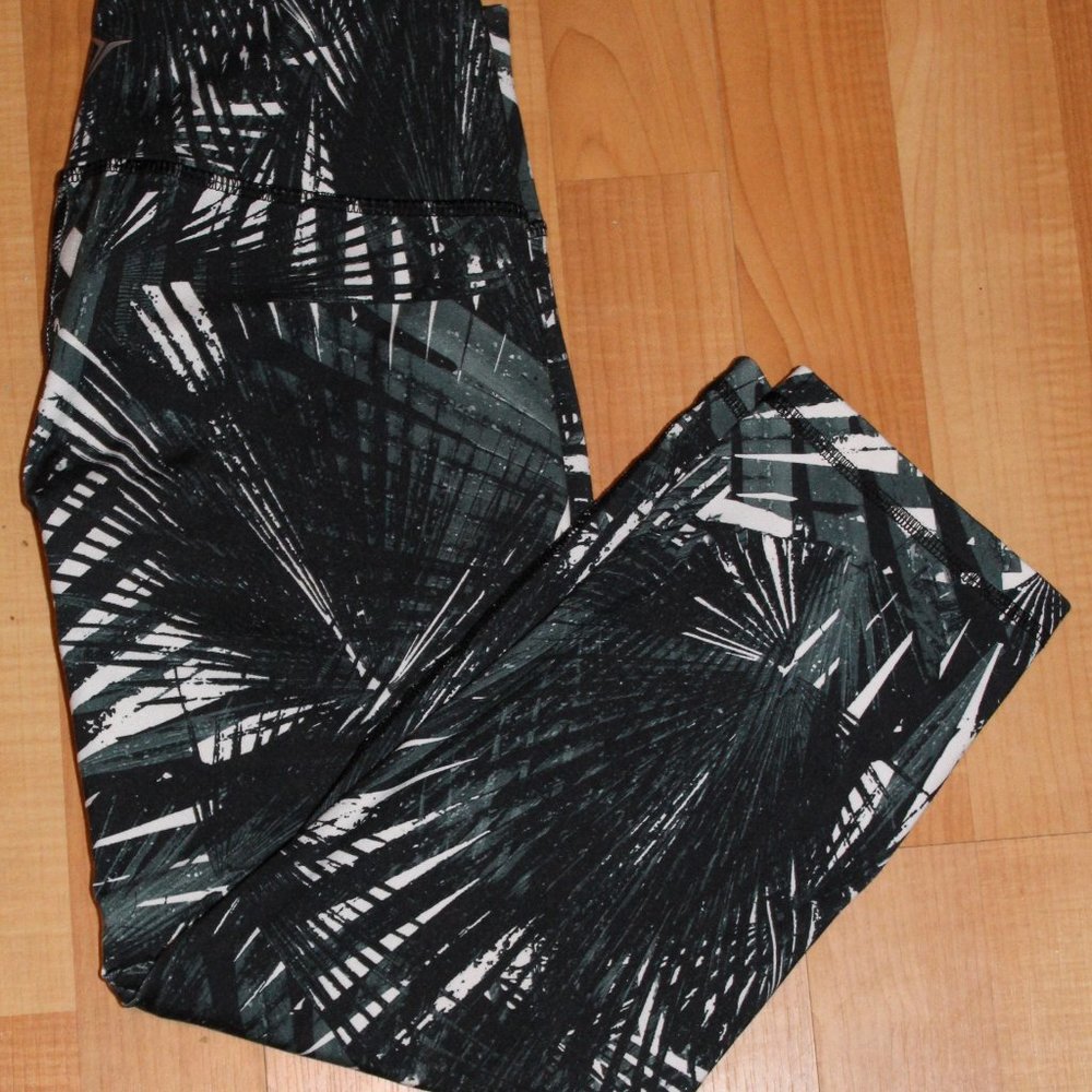 Old Navy Active Palm Tree Go Dry Capris Leggings - Picture 3 of 3